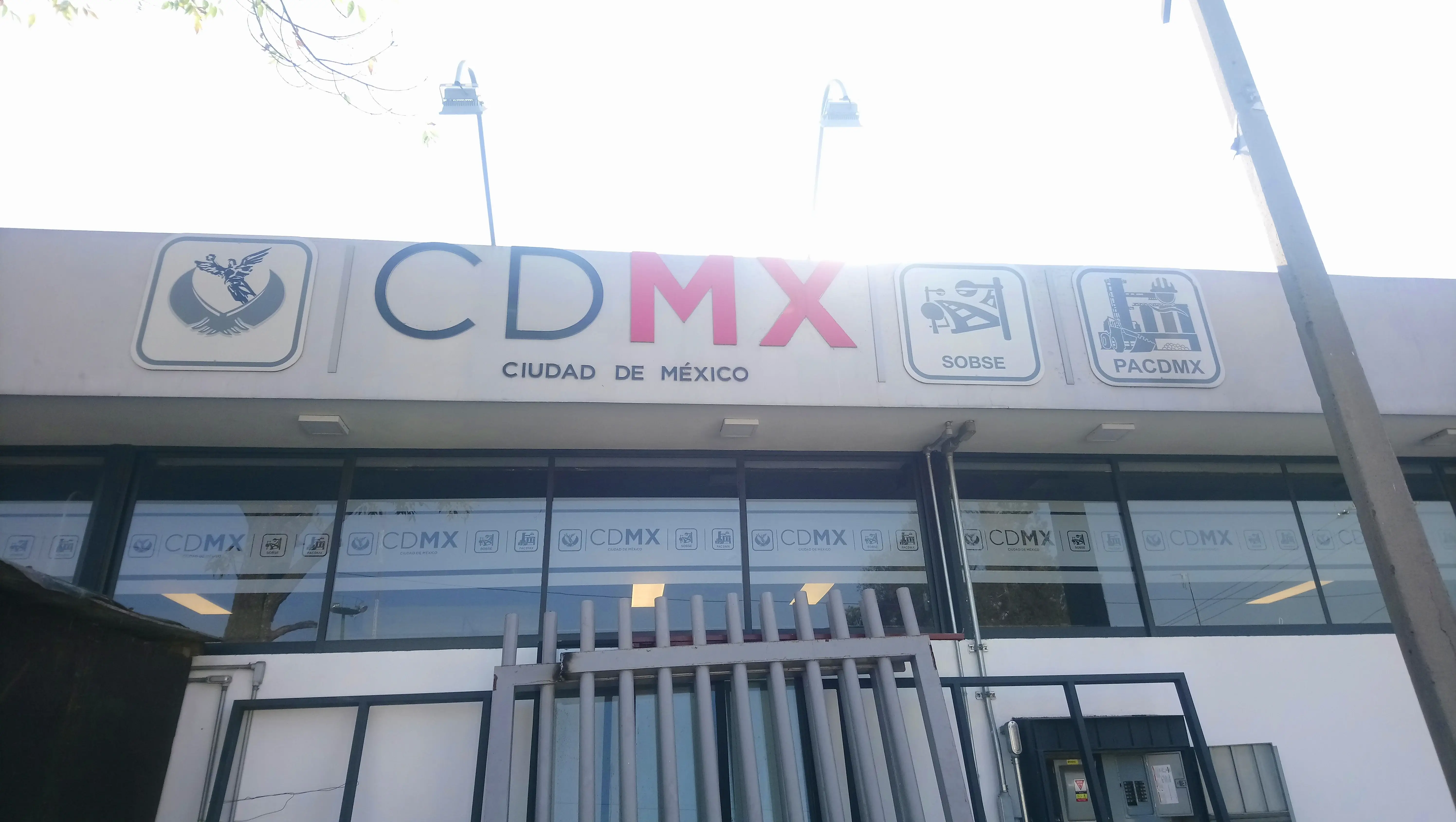 letrero con las palabras CDMX y logos de SOBSE y PACDMX